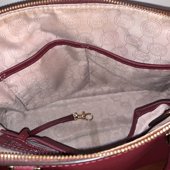 MICHAEL KORS GORGEOUS CROSSBODY HANDBAG WITH MATCHING WRISTLET - Picture 7 of 16